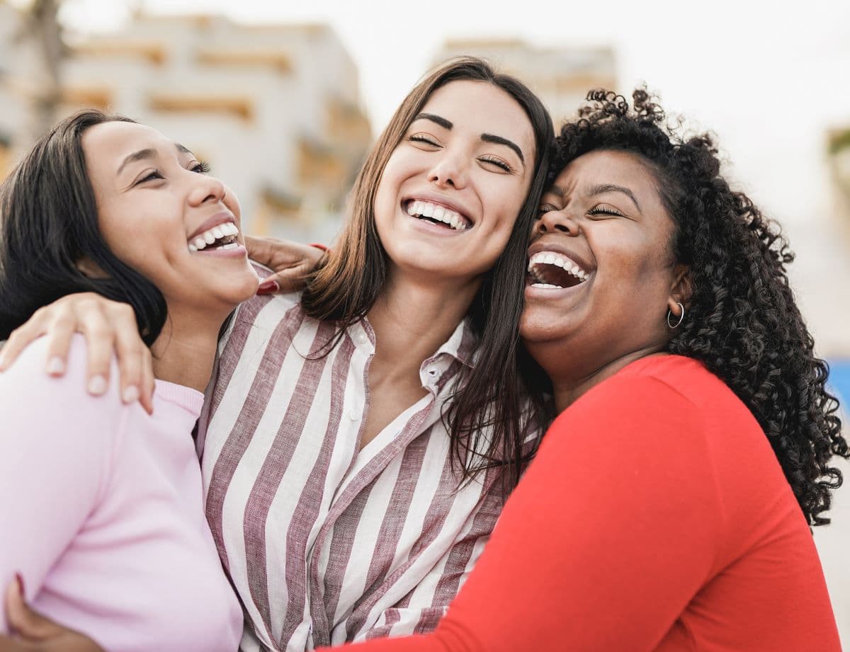 How does internal bleaching whiten a single dark tooth after a root canal?