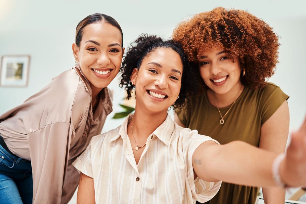 Can a Smile Makeover Fix Overlapping Front Teeth and Heavily Discoloured Side Teeth?
